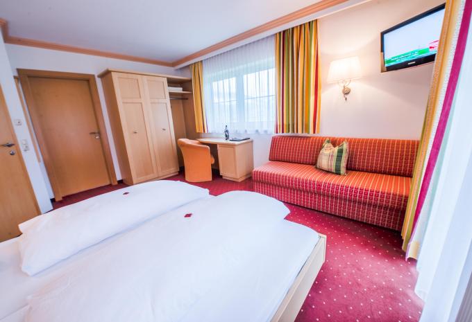 Zimmerbeispiel, Doppelzimmer (DZ) „Balkon Bergblick Smaragd“