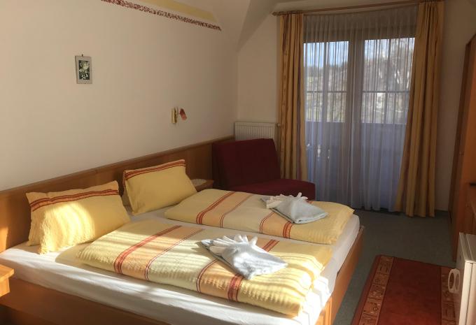 Zimmerbeispiel Dreibettzimmer „Standard Balkon“ 