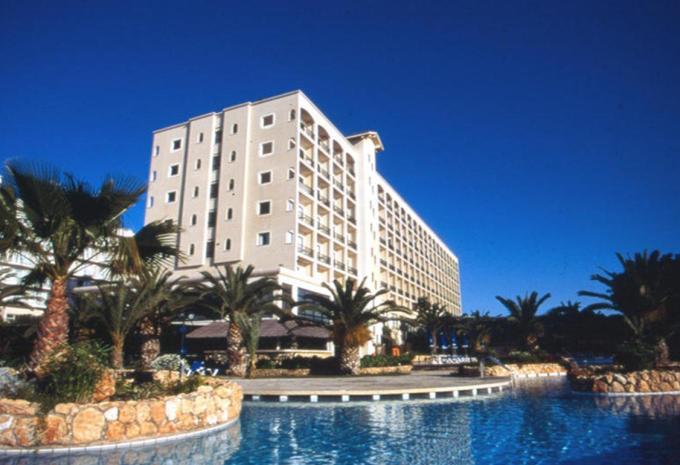 Sandy Beach Hotel, Larnaka  Sandy Beach Hotel, Larnaka
