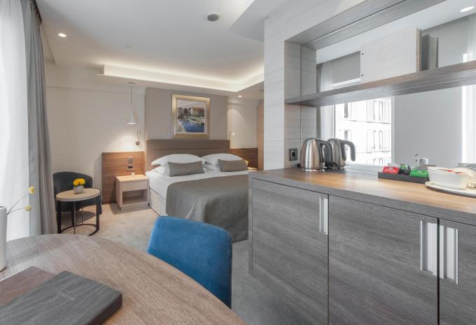 Zimmerbeispiel Deluxe Doppelzimmer Balkon Parkblick