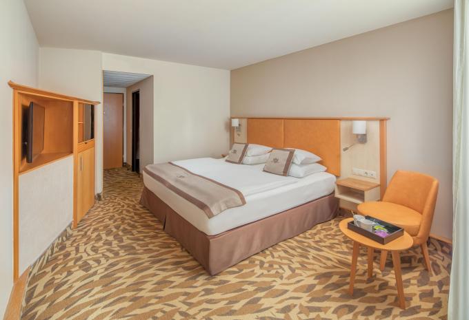 Zimmerbeispiel: DB02 Standard Doppelzimmer Balkon Poolblick