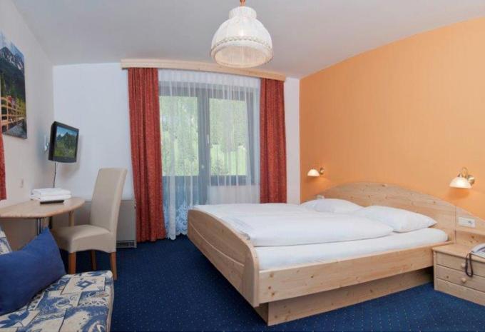 Zimmerbeispiel Standard Doppelzimmer Balkon Bergblick