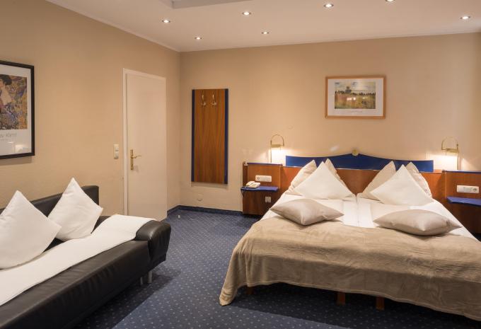 Zimmerbeispiel Doppelzimmer mit Zustellbett Zimmerbeispiel Doppelzimmer mit Zustellbett