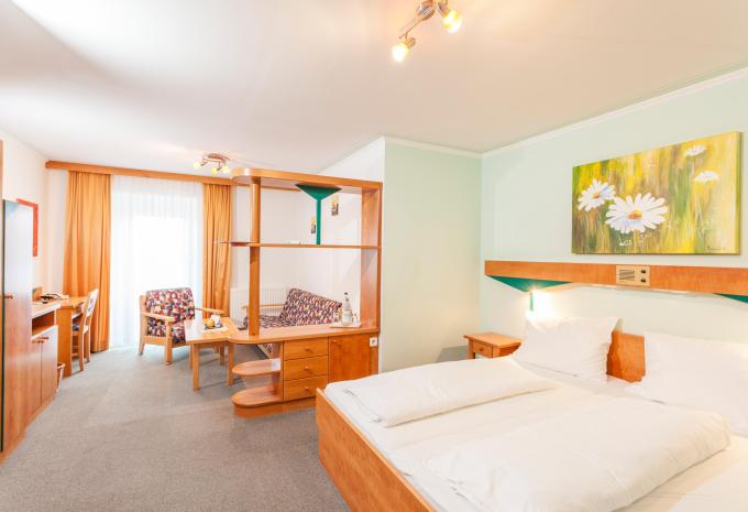 Zimmerbeispiel Economy Doppelzimmer Balkon Bergblick "Blumenzimmer"