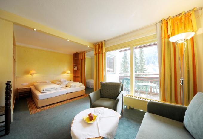 Zimmerbeispiel Superior Vierbettzimmer Balkon