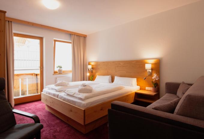 Zimmerbeispiel Vierbettzimmer (VBZ) „Standard Balkon Bergblick“