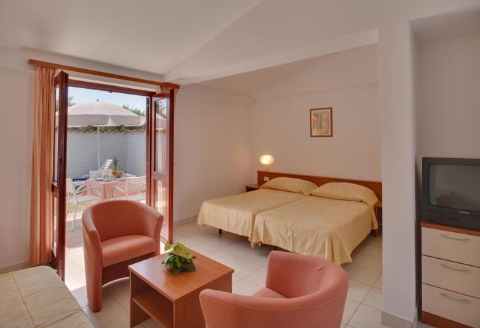 Zimmerbeispiel, Studio Apartment Terrasse