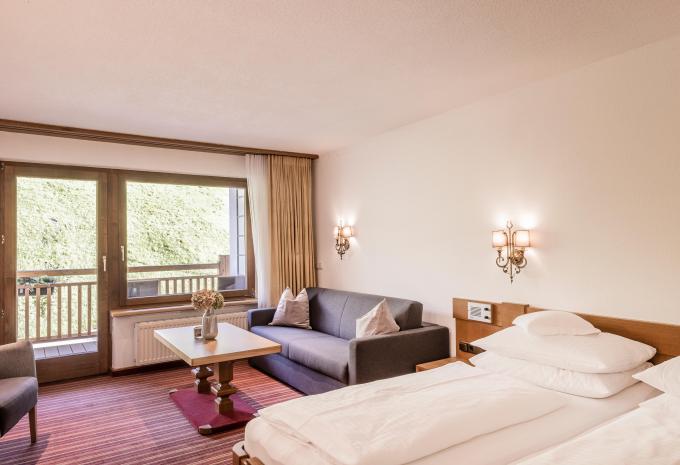 Zimmerbeispiel Doppelzimmer (DZ) „Standard Balkon/Terrasse Bergblick“