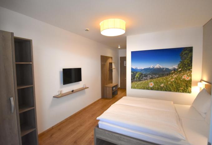 Zimmerbeispiel Doppelzimmer (DZ) „Balkon Bergseite“