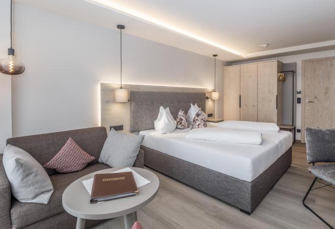 Zimmerbeispiel Dreibettzimmer (DBZ) „Comfort Balkon/Terrasse“