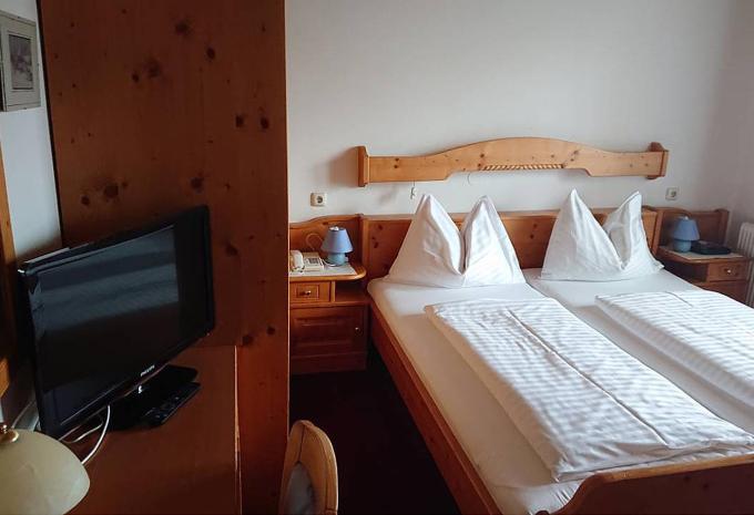 Zimmerbeispiel Doppelzimmer (DZ) Zimmerbeispiel Doppelzimmer (DZ)