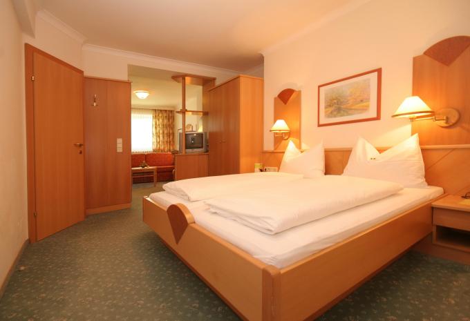 Zimmerbeispiel Doppelzimmer (DZ) Zimmerbeispiel Doppelzimmer (DZ)