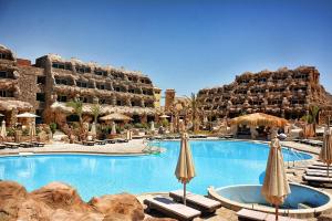 Caves Beach Resort*****