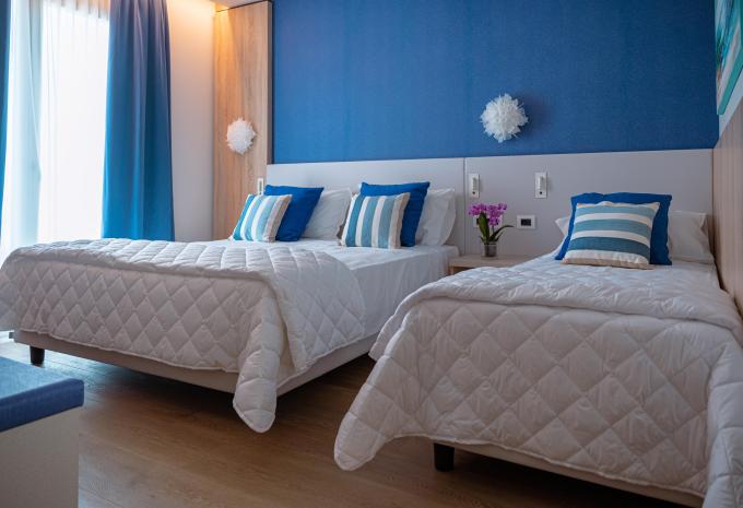 Beispiel Dreibettzimmer Comfort Balkon seitlicher Meerblick