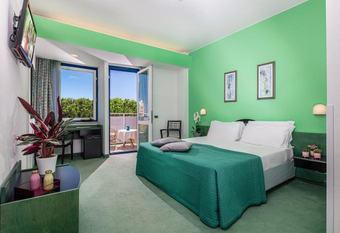 Zimmerbeispiel Dreibettzimmer mit Balkon Zimmerbeispiel Dreibettzimmer mit Balkon