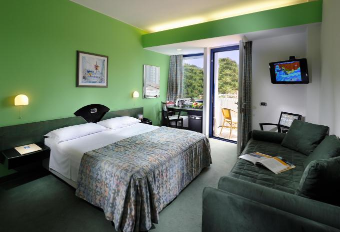 Zimmerbeispiel Vierbettzimmer mit Balkon Zimmerbeispiel Vierbettzimmer mit Balkon