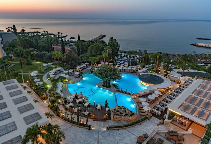 Hotel Atlantica Miramare: Poollandschaft