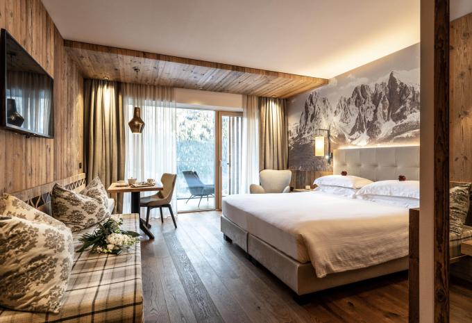 Zimmerbeispiel Dreibettzimmer Deluxe Balkon "Monzoni" Zimmerbeispiel Dreibettzimmer Deluxe Balkon "Monzoni"