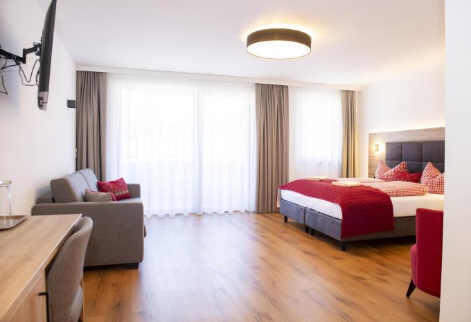 Zimmerbeispiel Deluxe Familienzimmer Balkon "Extra"