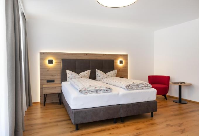 Zimmerbeispiel Deluxe Familienzimmer Balkon "Extra"