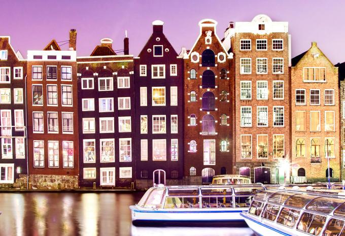 Traditionelle Häuser am Kanal