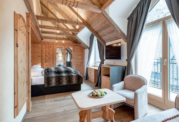 Zimmerbeispiel Doppelzimmer „Deluxe Ischgl Zirbe“ Zimmerbeispiel Doppelzimmer „Deluxe Ischgl Zirbe“