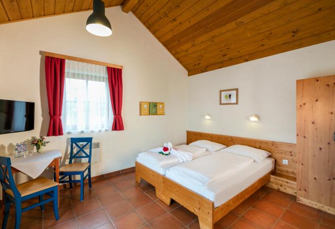 Zimmerbeispiel Standard Familienzimmer Terrasse "Kellerstöckl" Zimmerbeispiel Standard Familienzimmer Terrasse "Kellerstöckl"