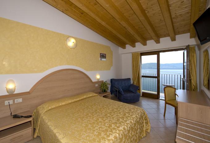 Zimmerbeispiel Doppelzimmer Standard Balkon/Terrace Seeblick