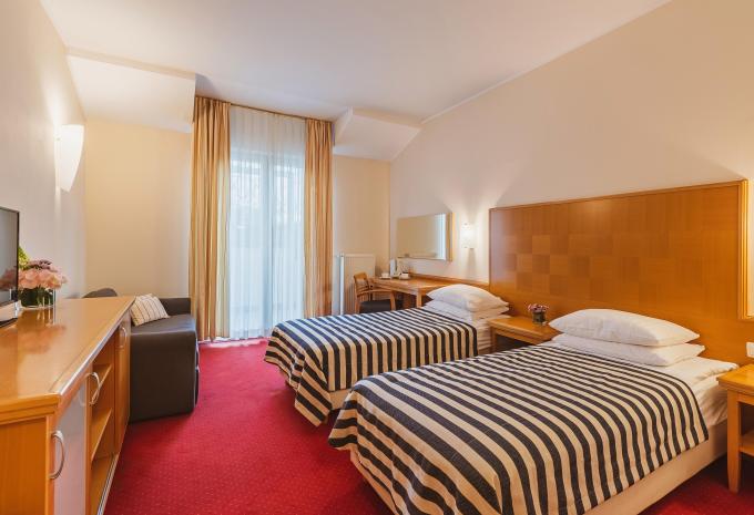 Zimmerbeispiel: Standard Doppelzimmer DZ4 Zimmerbeispiel: Standard Doppelzimmer DZ4