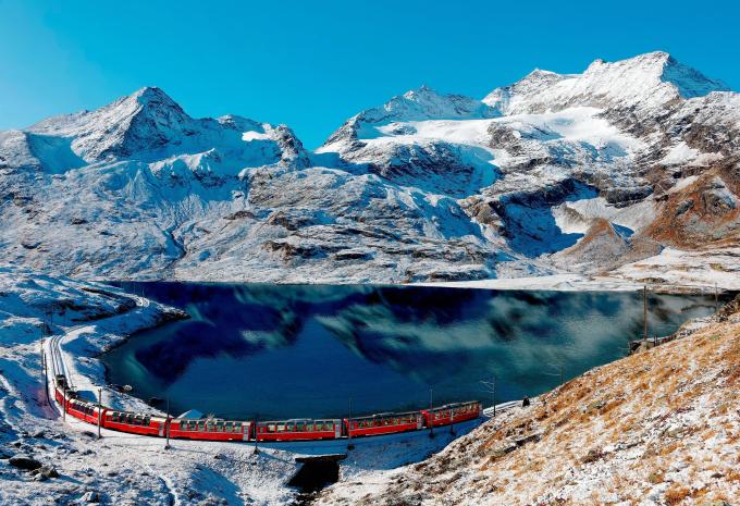 Bernina Express Bahn am Lago Bianco Bernina Express Bahn am Lago Bianco