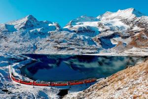 Bernina Express Bahn am Lago Bianco