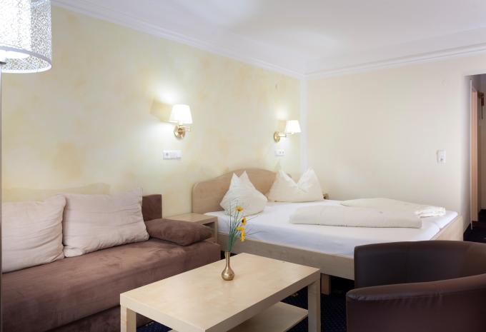 Zimmerbeispiel Doppelzimmer Standard Balkon Nebenhaus "Haus Figol"