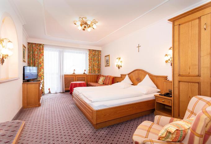 Zimmerbeispiel Dreibettzimmer Balkon Bergblick "Jade"