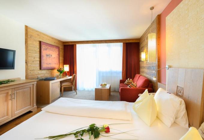 Zimmerbeispiel Dreibettzimmer Deluxe Balkon/Terrasse "De Luxe/Royal"