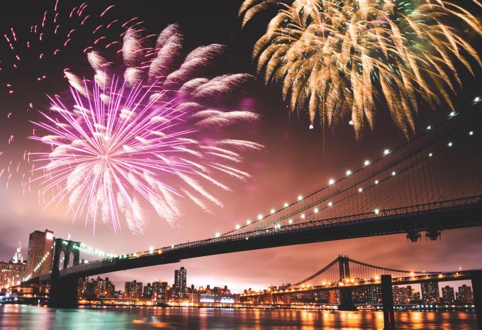 Feuerwerk über der Brookly Bridge - New York