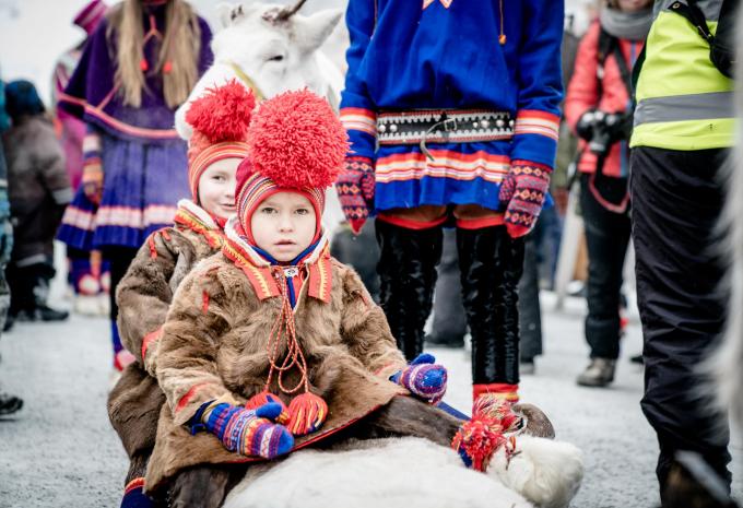 Kinder in samischer Tracht