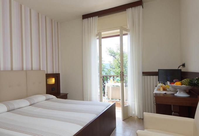 Zimmerbeispiel Doppelzimmer „Standard Balkon Seeblick“