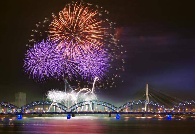 Feuerwerk über der Vanšu-Brücke in Riga