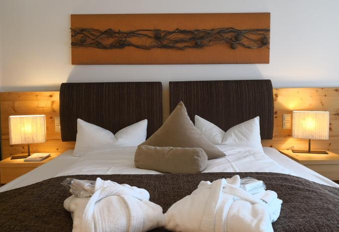 Zimmerbeispiel, Doppelzimmer (DZ) „Comfort Balkon Zedern Klang“ Zimmerbeispiel, Doppelzimmer (DZ) „Comfort Balkon Zedern Klang“