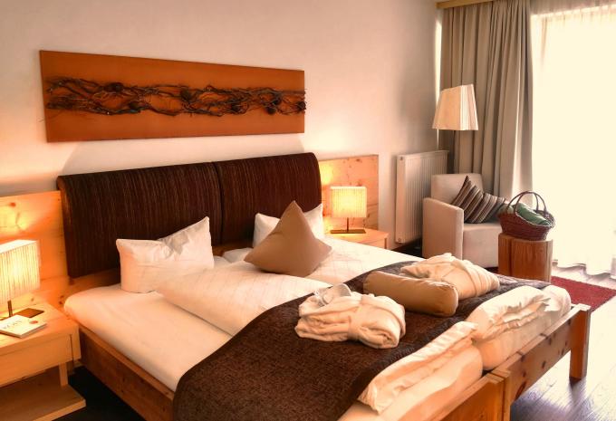 Zimmerbeispiel, Doppelzimmer (DZ) „Comfort Balkon Zedern Klang“ Zimmerbeispiel, Doppelzimmer (DZ) „Comfort Balkon Zedern Klang“