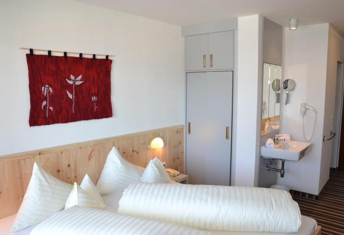 Zimmerbeispiel, Doppelzimmer (DZ) «Naturpark Zirbenholz»