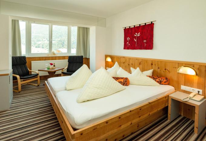 Zimmerbeispiel, Doppelzimmer (DZ) «Naturpark Zirbenholz»