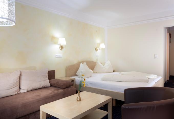 Zimmerbeispiel Doppelzimmer „Balkon Nebenhaus Haus Figol II“