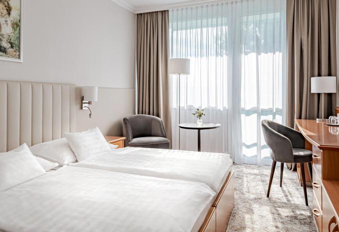 Zimmerbeispiel, Doppelzimmer (DZ) „Standard Balkon plus“ Zimmerbeispiel, Doppelzimmer (DZ) „Standard Balkon plus“