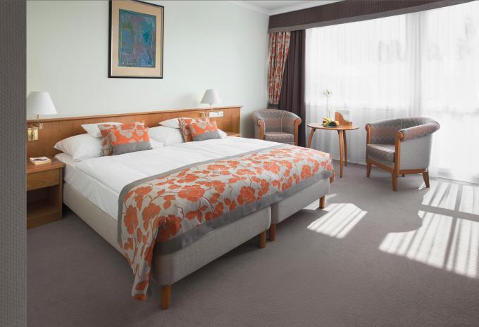 Zimmerbeispiel, Doppelzimmer (DZ) „Superior Balkon“ Zimmerbeispiel, Doppelzimmer (DZ) „Superior Balkon“