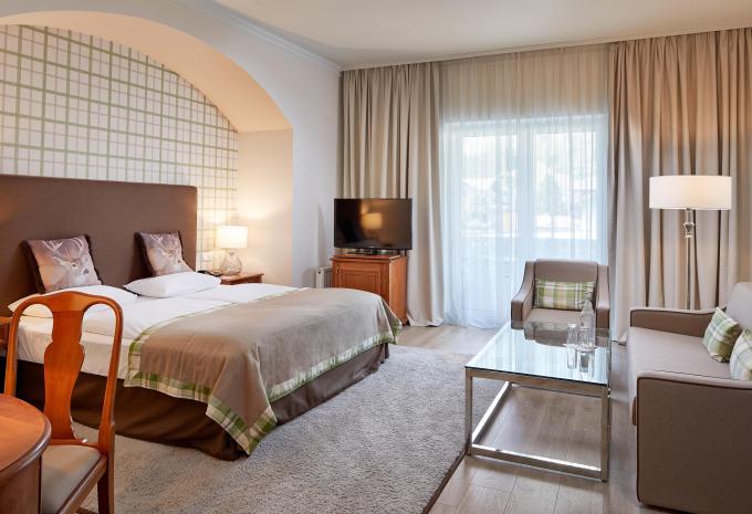 Zimmerbeispiel, Doppelzimmer (DZ) „Comfort Balkon Alpenwohnen M“