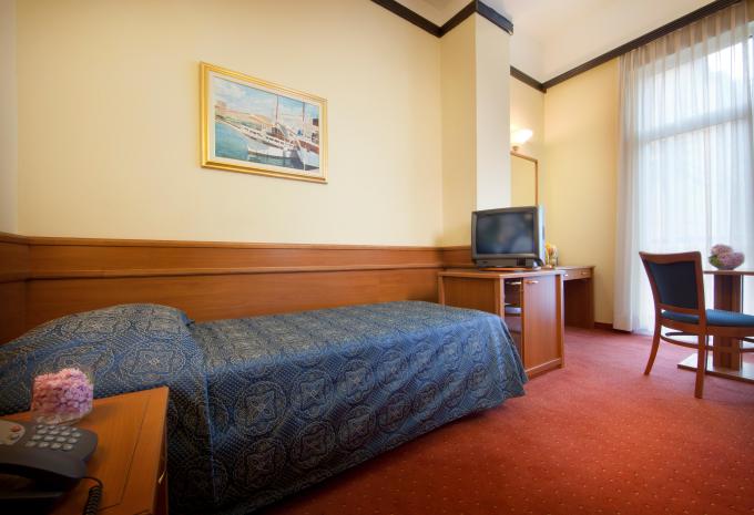 Zimmerbeispiel Einzelzimmer „Superior Straßenblick“