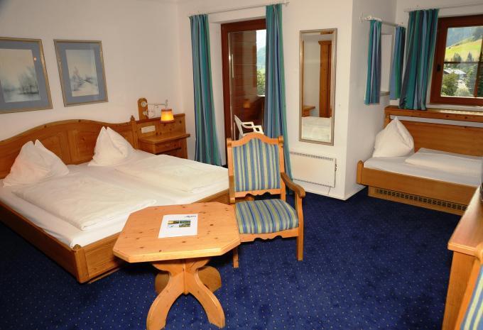 Zimmerbeispiel Doppelzimmer „Balkon Haus Schöneck oder Hochkönig“