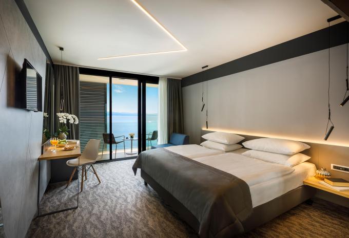 Zimmerbeispiel, Doppelzimmer (DZ) „Superior Balkon Meerblick“ Zimmerbeispiel, Doppelzimmer (DZ) „Superior Balkon Meerblick“