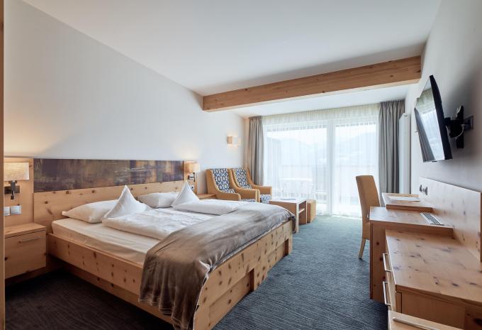 Zimmerbeispiel Junior Suite Balkon Dolomiten